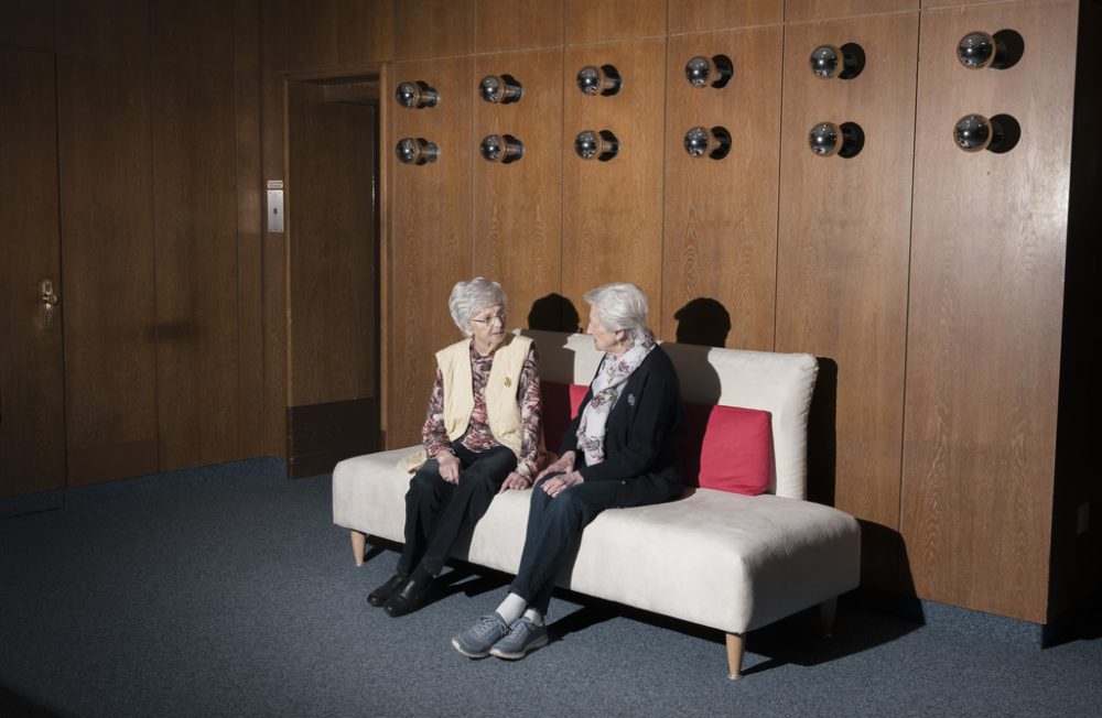 Lisa (r.) und Ilse
sitzen in der Empfangshalle
ihres
Hauses, dem ehemaligen
Aparthotel
„Haus Eichelberg“.
Sie sind 84 und 85
Jahre alt und noch
sehr mobil für ihr Alter.
Beide kommen
ursprünglich aus
Norddeutschland
und sind in den 80er
Jahren mit ihren
Ehemännern hierher
gezogen. Seit ihre
Männer verstorben
sind, ist ihre Freundschaft
noch intensiver
geworden. Jeden
Sonntag treffen
sie sich, um Lambrusco
zu trinken und
sich gegenseitig zu
helfen, wann immer
sie können.