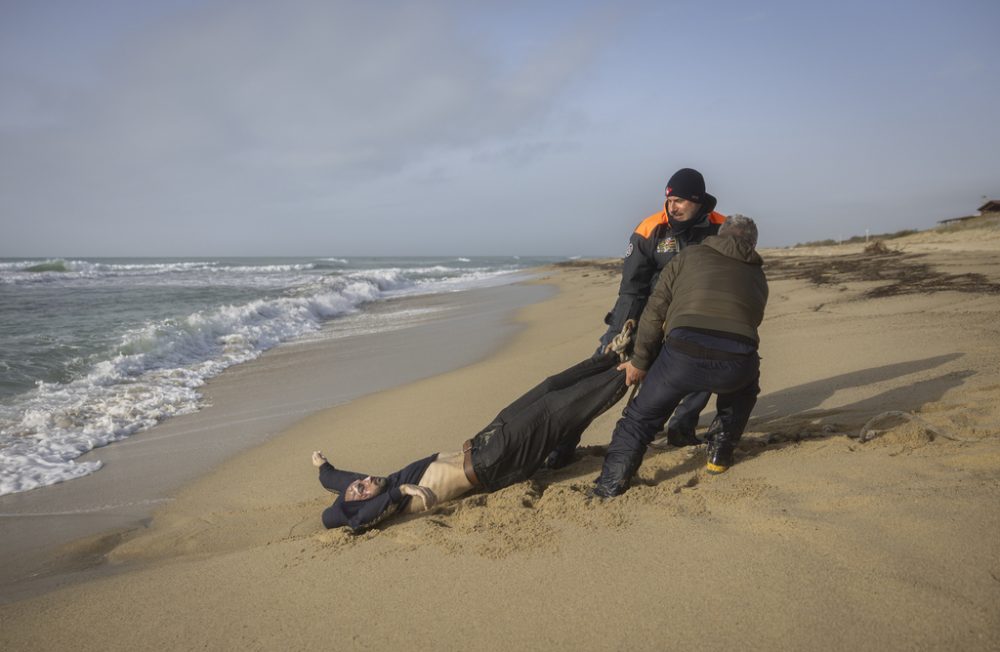 Steccato di Cutro, Calabria - Il corpo senza vita di un giovane uomo viene recuperato sulla spiaggia di Steccato di Cutro in Calabria in seguito ad un naufragio che ha causato, per ora, la morte di 65 migranti.
Si teme che nei prossimi giorni il mare possa restituire molti altri corpi.
Ph. Roberto Salomone